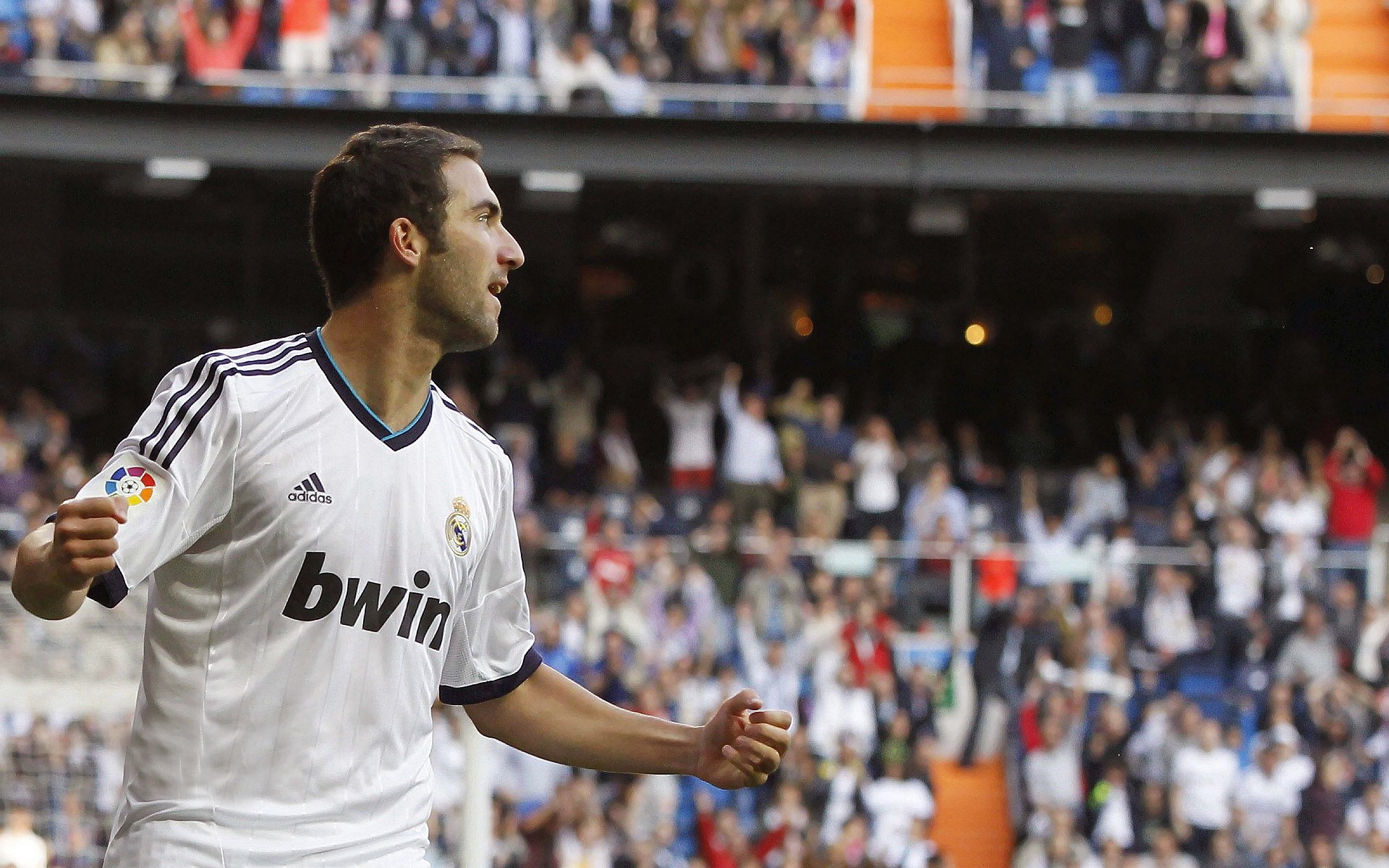 “英超豪門大比拼：爭奪榜首引發(fā)關(guān)注”，英超十大豪門球隊(duì)