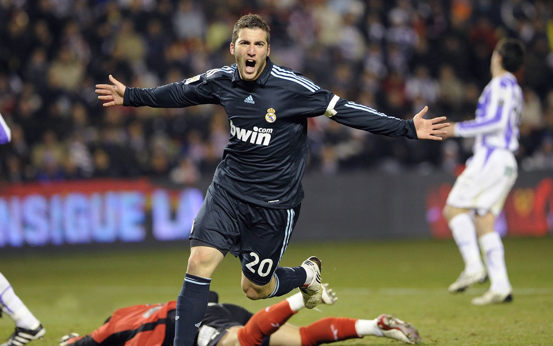 “西甲豪門(mén)戰(zhàn)術(shù)調(diào)整，場(chǎng)面變化引發(fā)關(guān)注”，西甲的豪門(mén)