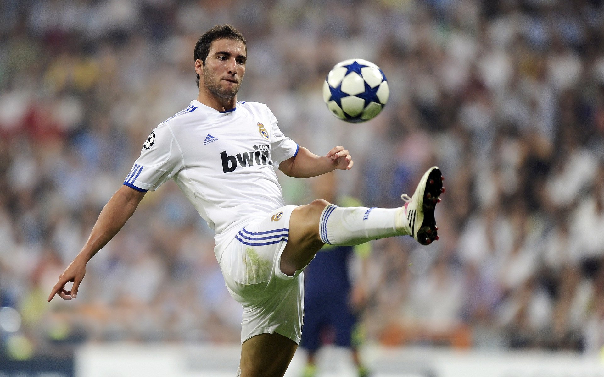 開云體育軟件-哥倫比亞隊中場卡瓦尼在巴黎奧運會上展現(xiàn)出強大的進攻組織能力